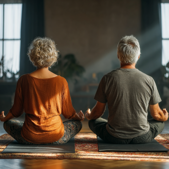 Katta yoshdagi erkak yoga pozasida